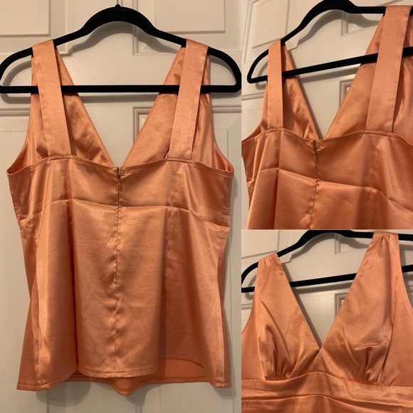 New Le Chateau v-neck sleeveless top - Picture 2 of 3